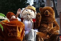 Праздничное шествие по ул.Ильича